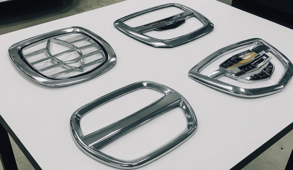 Эмблема на капот: символ статуса и узнаваемости автомобиля